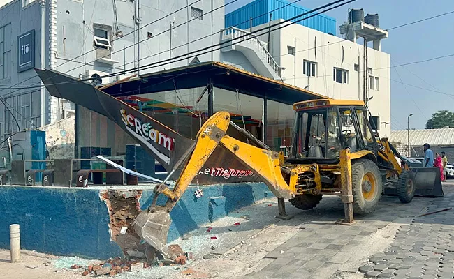 GHMC Officials Demolition of Nandakumar Property in Filmnagar - Sakshi