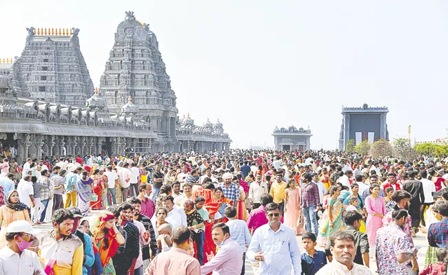 Huge Devotees Rush At Yadadri Sri Lakshmi Narasimha Swamy Temple - Sakshi