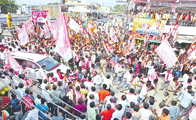 Telangana: BJP And TRS Leaders Clash At Munugode Constituency - Sakshi