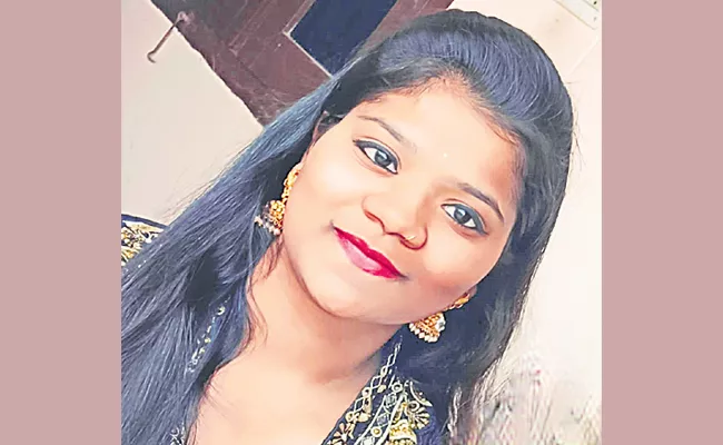 Young Woman Sravani missing in Hyderabad - Sakshi