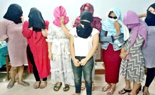 High Tech Prostitution Racket Gang Arrested In Kadapa - Sakshi