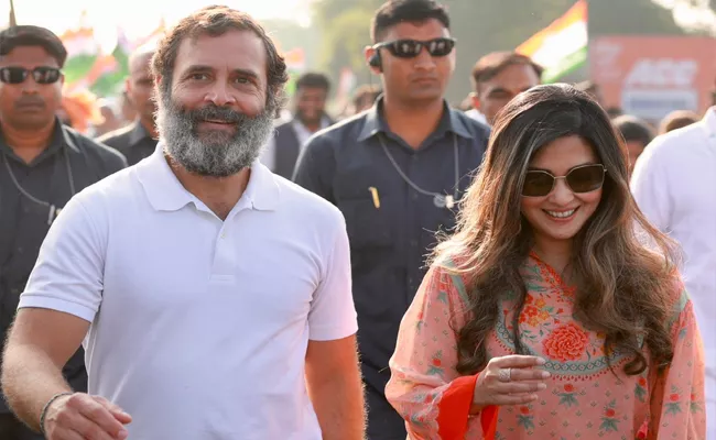 Viral: Bollywood Actor Riya Sen Joins Rahul Gandhi Bharat Jodo Yatra - Sakshi