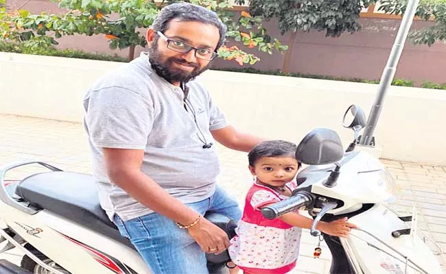 IT Engineer Committed Suicide Jumping Into Pond Along With Daughter - Sakshi