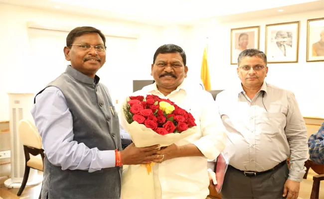 AP Minister Rajanna Dora met Union Tribal Affairs Minister Arjun Munda - Sakshi