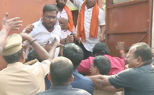 Bjp Leaders Try To Obsession Telangana Bhavan Attack On MP Aravind House - Sakshi