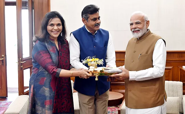 Konda Vishweshwar Couple Meet With Prime Minister Narendra Modi - Sakshi