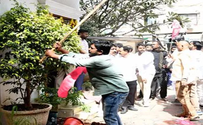 TRS Workers Attack BJP MP Arvind Home Over Remarks On MLC Kavitha - Sakshi