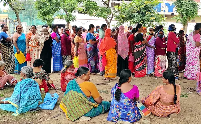 Old People Suffering Due To Delayed Pensions In Telangana - Sakshi