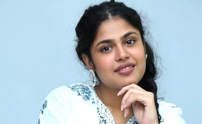 Faria Abdullah Clarifies on Rumours of Jathi Ratnalu Director Slapped Her in Sets - Sakshi