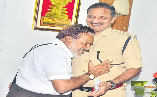 Gaddar Appealed To DCP Seetharam To Save Life From Danger - Sakshi