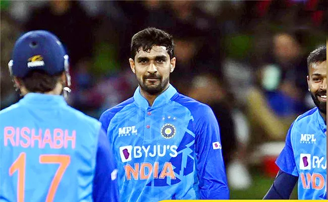 Deepak Hooda picks up four wickets, Best figures for India vs NZ in T20Is - Sakshi