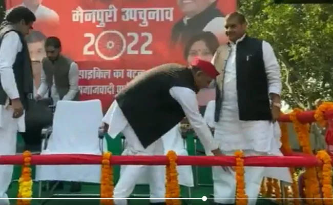 Samajwadi Party Chief Akhilesh Yadav Touches Shivpal Yadav Feet - Sakshi