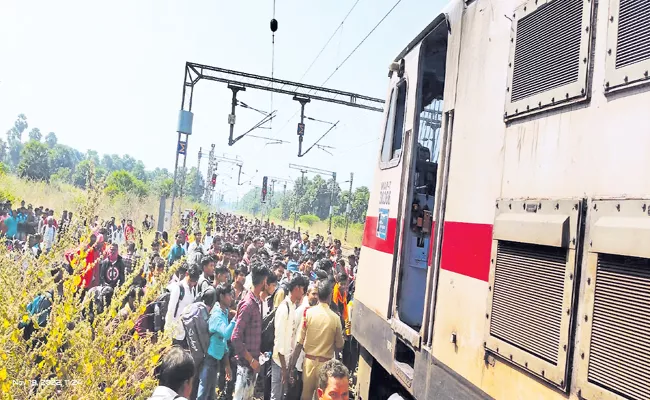 Controversy among passengers on Bokaro Express - Sakshi