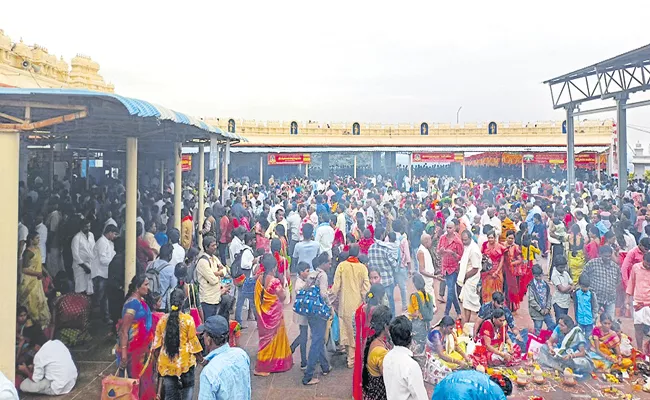 Huge Devotees For Annavaram Satya Devuni Temple - Sakshi