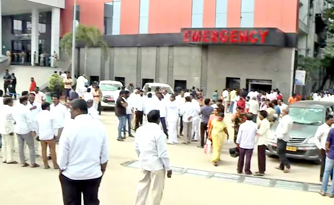 Minister Mallareddy Protest infront of Hospital - Sakshi