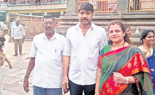 Actor Srikanth and His Wife Uha Visits Arunachaleswaraya in Chennai - Sakshi