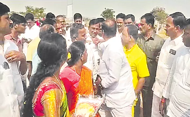 Telangana: TRS MLA Holding Government Officer Collar - Sakshi