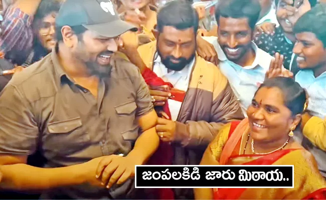 Manchu Manoj Meets Jambalakidi Jaru Mitaya Singer Video Goes Viral - Sakshi