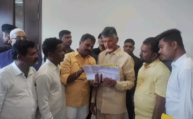 Madakasira TDP split into Two groups - Sakshi