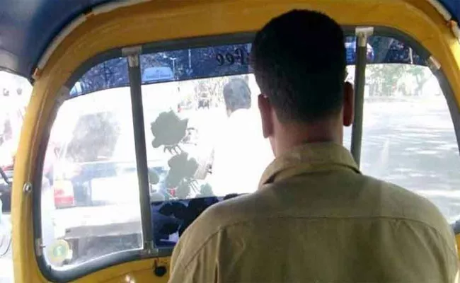 HYD: Auto Driver Throws Passenger Out Money Transfers To His Account - Sakshi