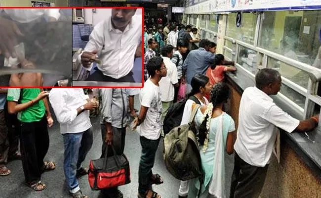 Delhi Railway Employee Replaces Passenger 500 Note To 20 Rupees - Sakshi