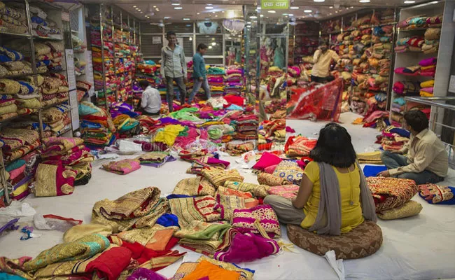 Women Stolen Sarees At Cloth Store At Nizamabad - Sakshi