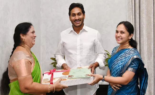 Former MLA Shobha Hymavati invites cm Jagan for son Weddding - Sakshi