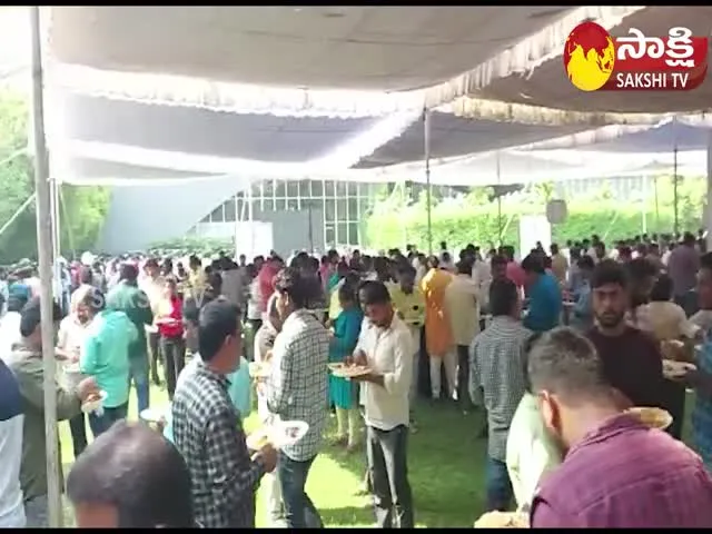 Top Hero Mahesh Babu Arranged Food For Fans