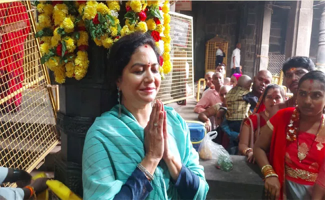 Singer Sunitha visited Simhachalam Appanna Swamy temple - Sakshi