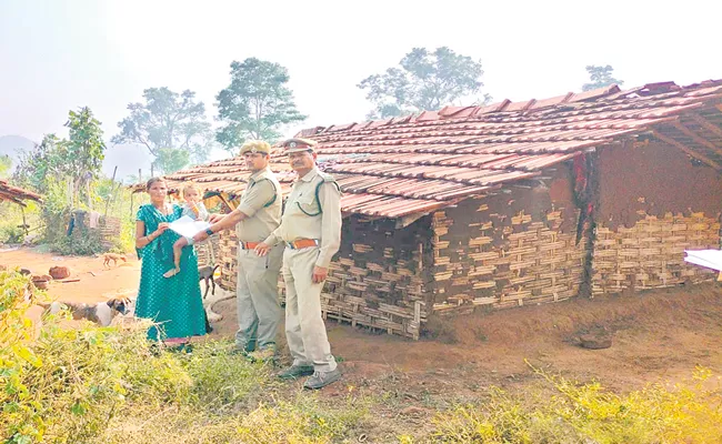 Telangana: Forest Authorities Issued Notices To Gothikoyas - Sakshi