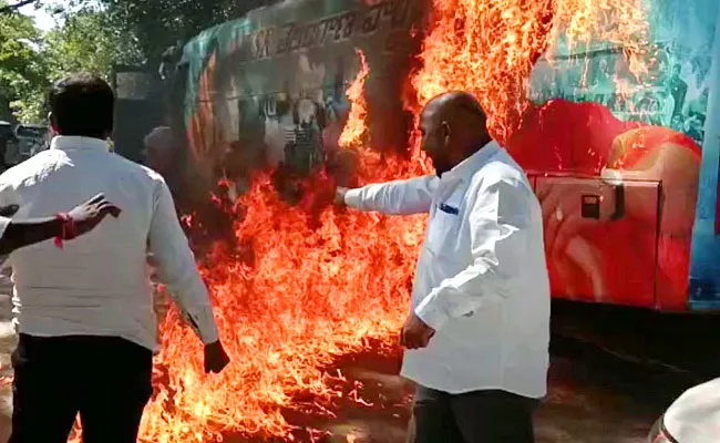 TRS Activists Set Fire To YS Sharmila Caravan At Warangal District - Sakshi