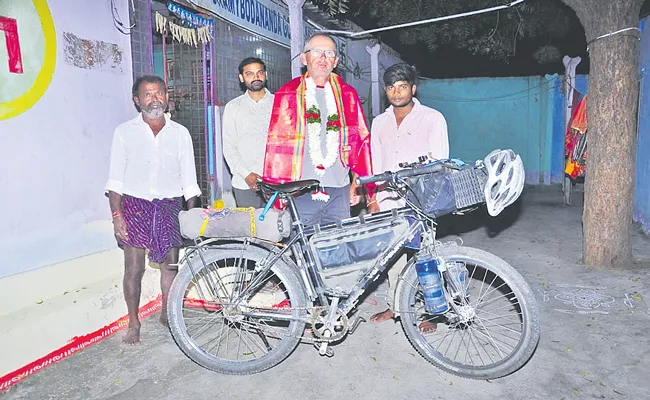 Telangana: Austrian Engineer Cycle Trip Reached Yadagirigutta - Sakshi