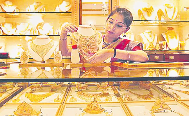 Gold imports fall 17percent in April-October - Sakshi