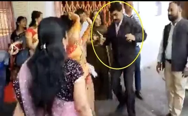 Viral UP Man Dies Of Heart Attack While Dancing At Wedding Event - Sakshi