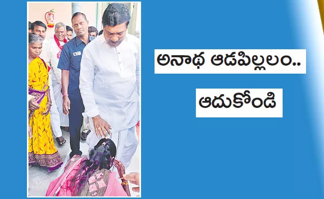 Woman Begged At MLA Feet Over Dalit Bandhu In Jangaon District - Sakshi