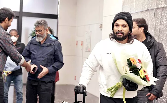 Pushpa: Allu Arjun, Rashmika Mandanna, Sukumar Lands In Russia - Sakshi