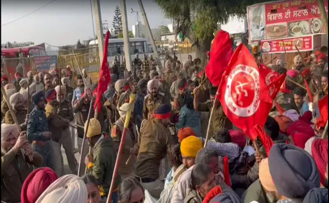 Labour Unions Protesting Outside CM Bhagwant Mann Residence - Sakshi