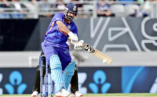 Rishabh Pant is Not Indias best white ball wicketkeeper: Simon Doull - Sakshi