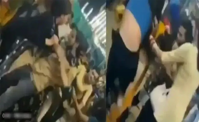 5 Girls Fight Over Boyfriend At Bihar Sonpur Mela Viral Video - Sakshi