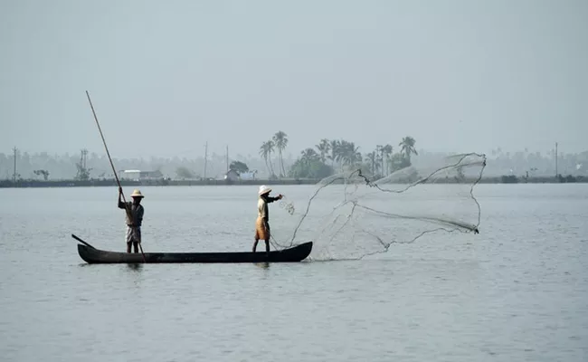 24 Indian fishermen arrested by Sri Lankan Navy - Sakshi