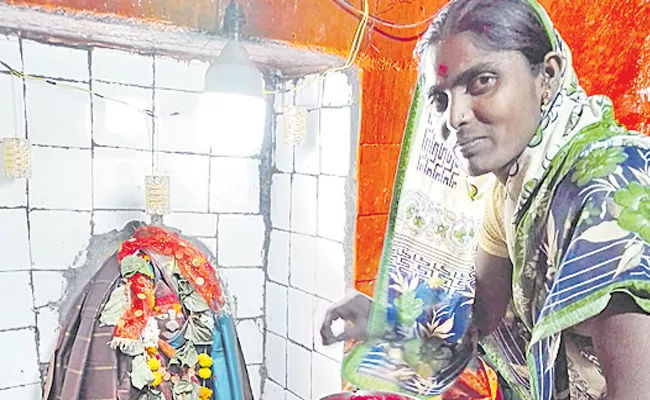 Maharashtra: Beed Temple Break Barriers Woman Priest Perform Pooja - Sakshi