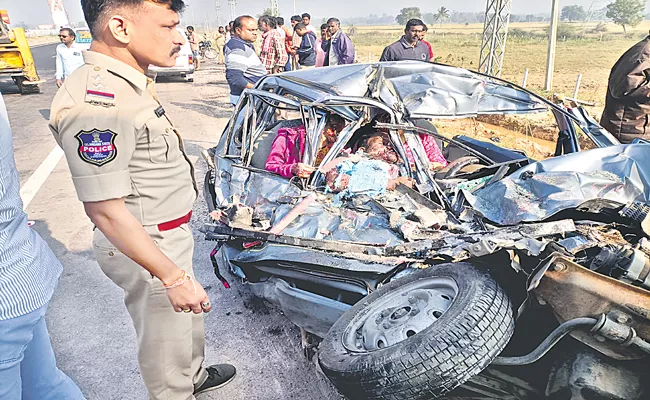 9 People Died In Different Road Accidents In Telangana - Sakshi