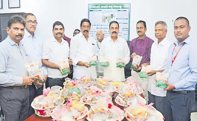 Owners of paper mills are positive to pay fair price to farmers - Sakshi