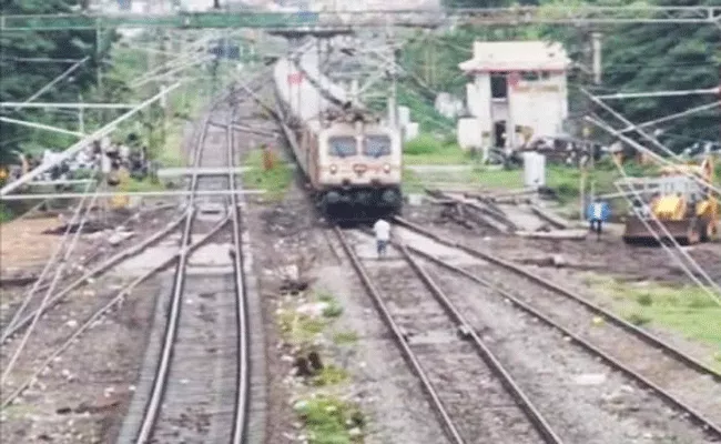 Tamil Nadu: Drunk Man Stops Train By Standing On Track - Sakshi