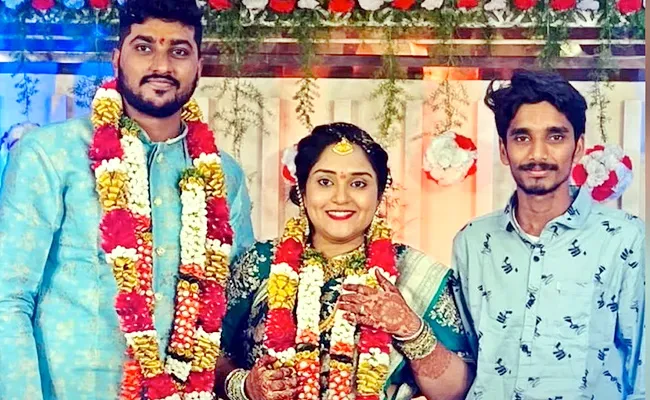 Manasichi Choodu Serial Actress Trisha Got Engaged Photos Viral - Sakshi