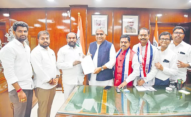 YSRCP MP R Krishnaiah Met Union Minister Bhupendra Yadav - Sakshi