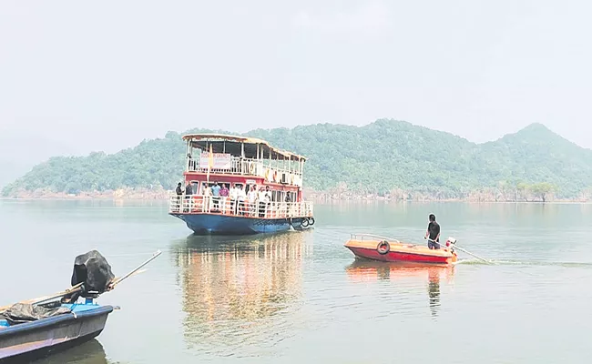 Nature lovers boat owners happy on Papikondalu vacation Permissions - Sakshi