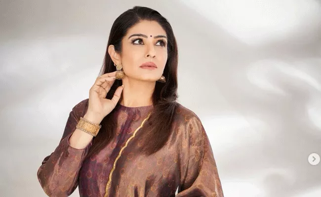 Raveena Tandon Recalls Traumatic an Experience With Fans - Sakshi