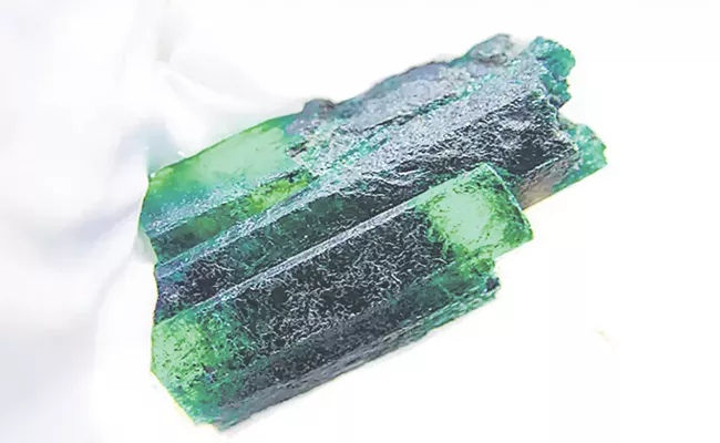 Largest Ever Uncut Emerald Found In Zambia - Sakshi