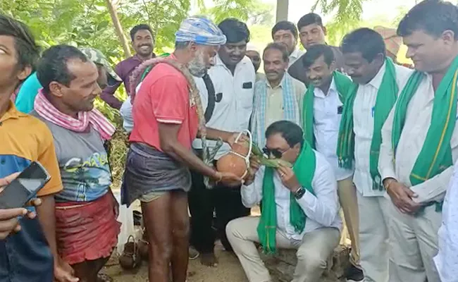 Minister Errabelli Dayakar Rao Drink Kallu In Jangaon District - Sakshi